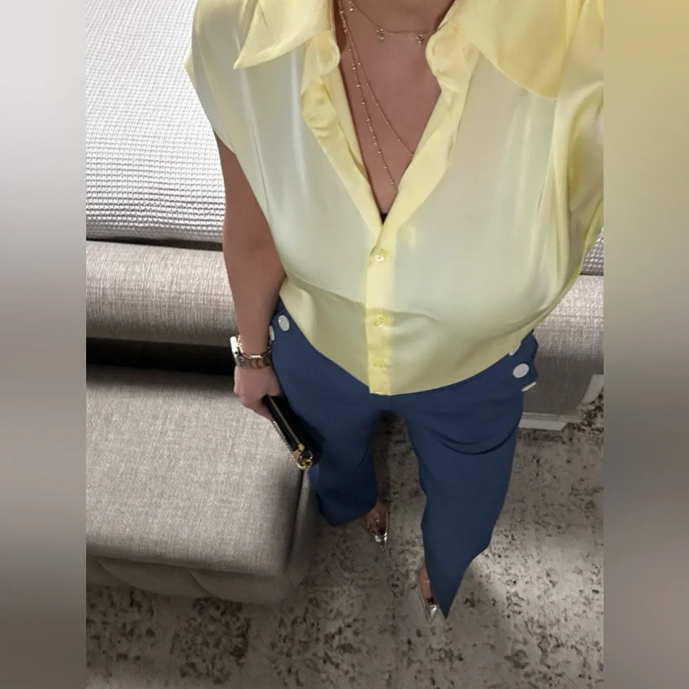 New๐Elegant Yellow short sleeve button front blouse - Picture 4 of 8